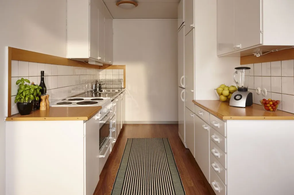 Kết hợp ánh sáng trong gian bếp hành lang sẽ làm không gian rộng rãi, thoáng hơn
