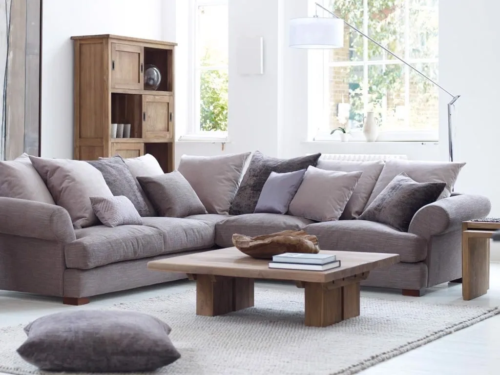 Khi kết hợp với sofa góc, các kiểu bàn có chiều dài và chiều rộng bằng nhau như bàn vuông là lựa chọn hợp lý nhất