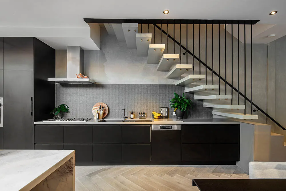 Không gian bếp dưới gầm cầu thang cũng có thể trở nên vô cùng bắt mắt với thiết kế đơn giản mà sang trọng như thế này