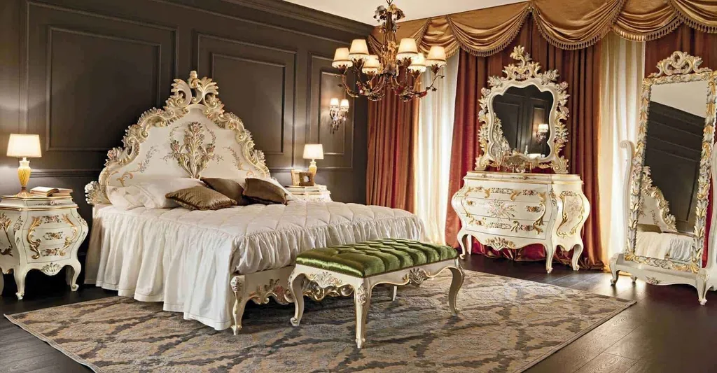 Những đường nét hoa lá uốn lượn phô trương vẻ đẹp cổ điển và tráng lệ trong căn phòng ngủ phong cách Baroque với tông màu nâu đỏ, vàng và trắng.