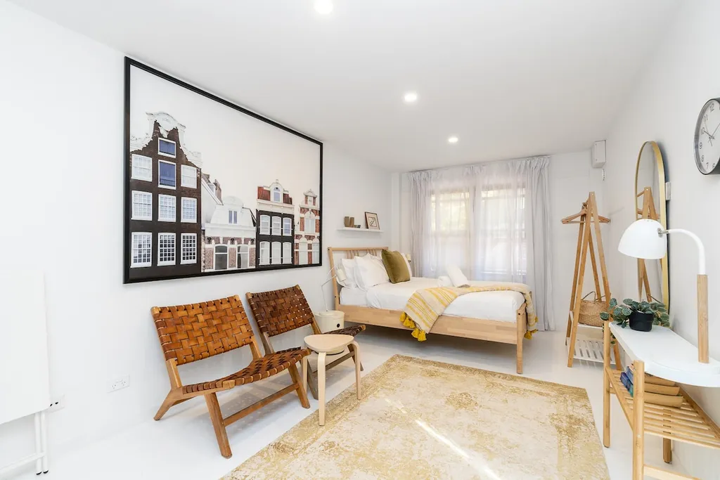 Phòng ngủ căn hộ Airbnb sang trọng hơn với phong cách Bắc Âu