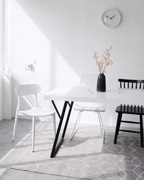 Trang trí nhà đẹp với bộ bàn ghế ăn thiết kế tối giản phối màu đen và trắng