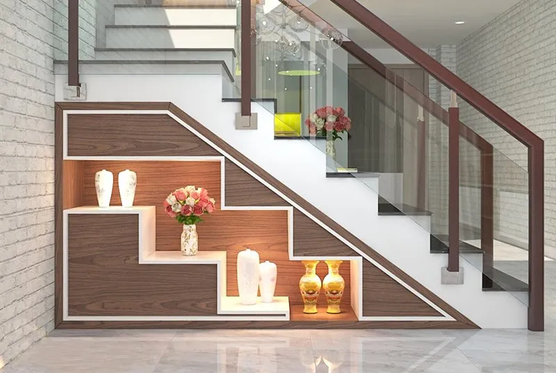 Với nhiều phòng khách có gầm cầu thang nhỏ thì việc biến nó thành 1 góc trang trí sẽ hợp lý hơn.