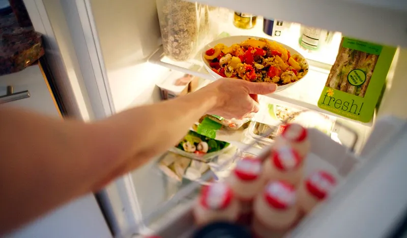 Bảo quản thực phẩm không đúng cách khiến tủ lạnh bốc mùi lạ