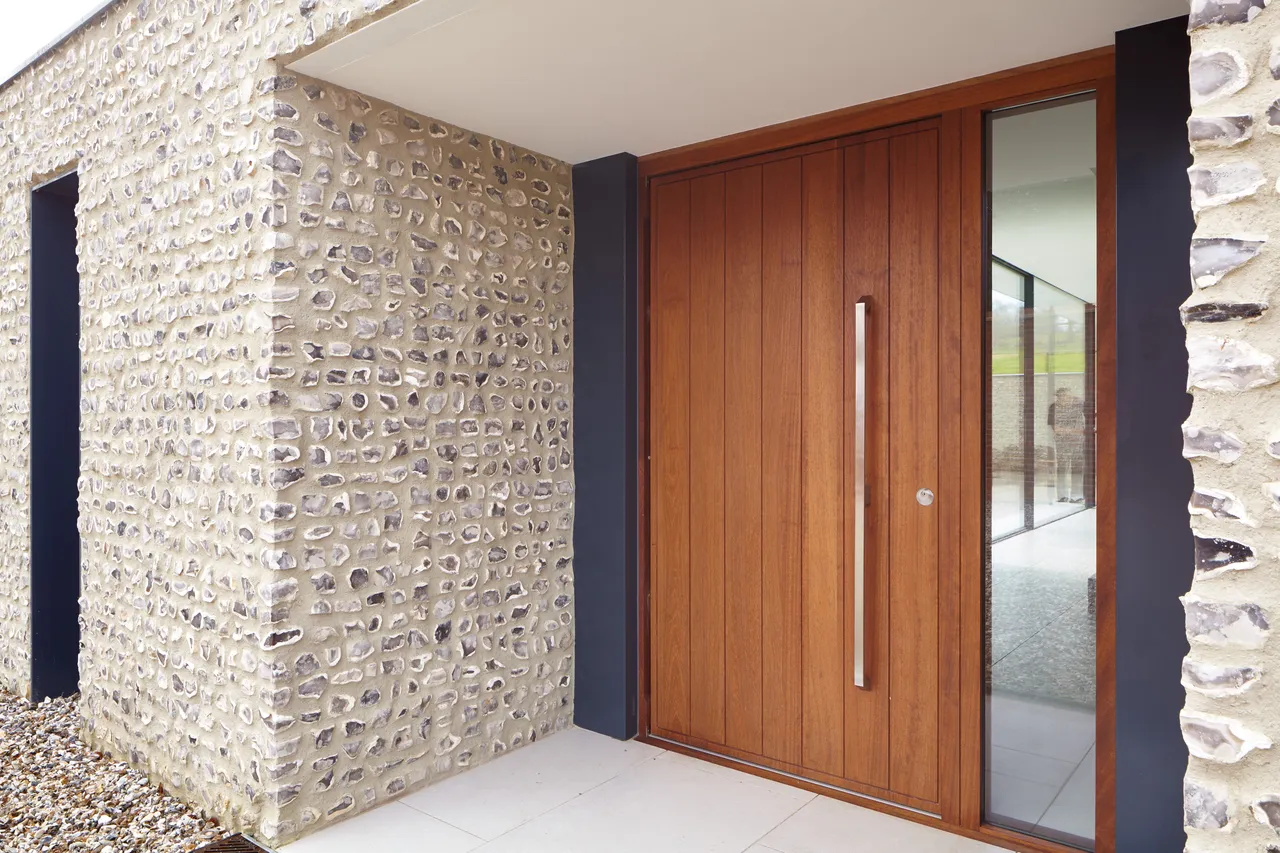 Cửa gỗ được ưa chuộng sử dụng cho cả không gian bên trong và lối vào nhà