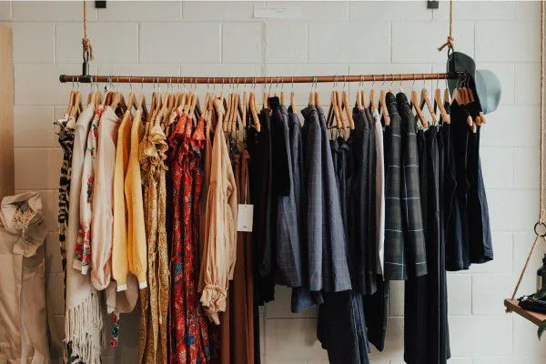  Để mở rộng không gian tủ đồ, sắp xếp tủ quần áo thông minh thì bạn hãy nhanh tay thanh lý hay tặng từ thiện những bộ quần áo cũ đã ở trong tủ quá lâu