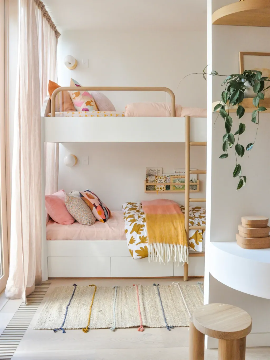 Giường tầng giúp tối đa hóa không gian phòng ngủ cho bé gái