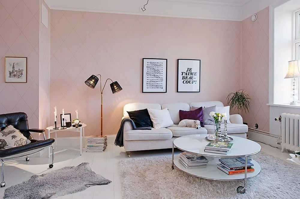 Không gian phòng khách nhẹ nhàng với tông hồng ngọt ngào