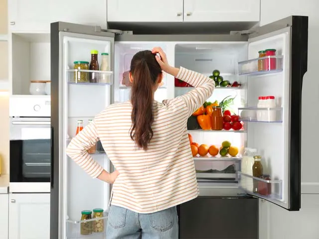 Không vệ sinh tủ lạnh định kỳ cũng khiến tủ lạnh bốc mùi