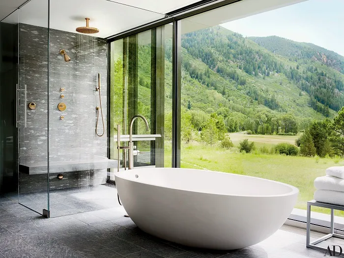 Mẫu thiết kế phòng tắm cửa kính nhìn ra thiên nhiên để gia chủ có thể chiêm ngưỡng cảnh đẹp trong chính không gian ưa thích của mình