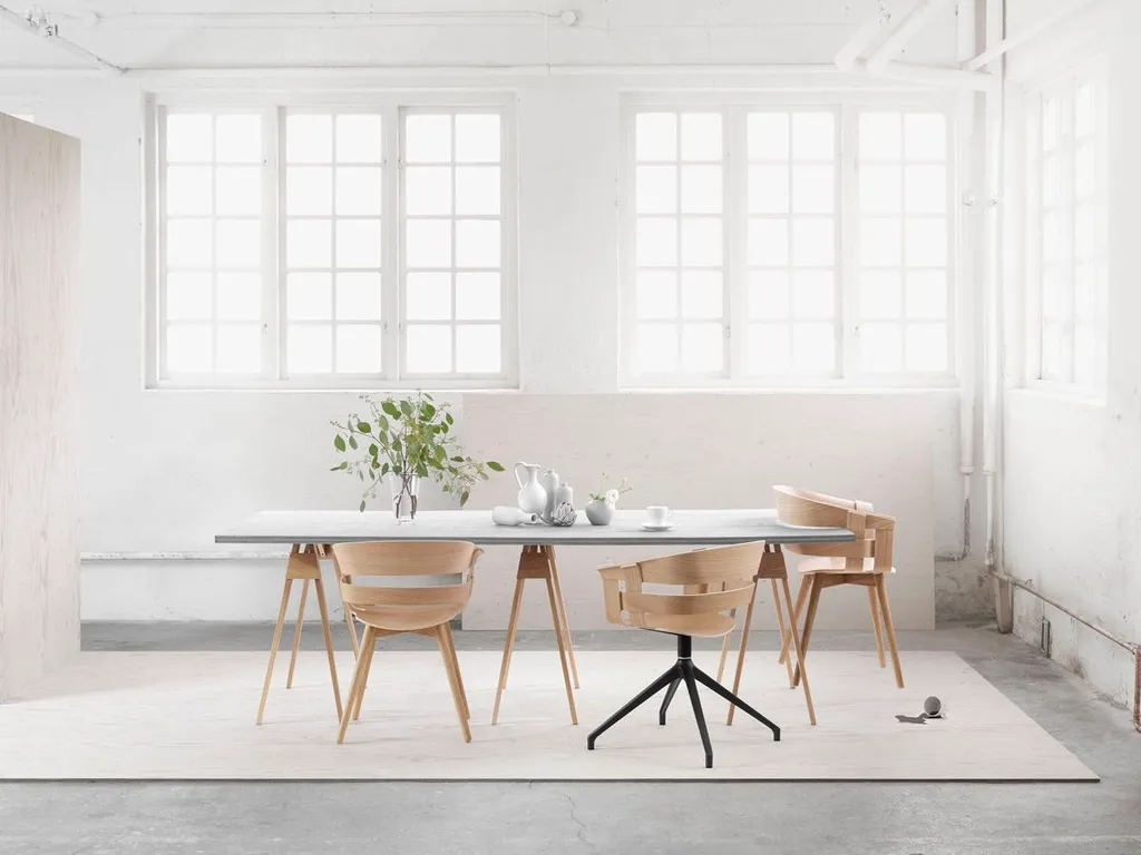 Phòng ăn phong cách tối giản với gam màu trắng chủ đạo, cùng với bộ bàn ăn vô cùng đơn giản