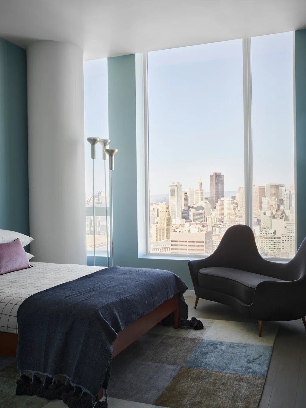 Phòng ngủ hướng cửa sổ lớn đang là thiết kế rất thịnh hành tại các căn hộ chung cư