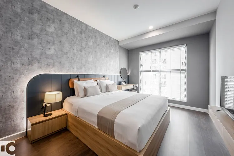 Phòng ngủ lớn có giường ngủ và hệ thống nội thất tiện nghi được Nội thất Cộng Design thiết kế