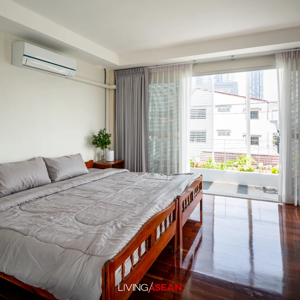 Phòng ngủ phong cách hiện đại, xen lẫn với nét truyền thống từ vân bóng của khung giường, sàn gỗ (Nguồn: LivingAsean)