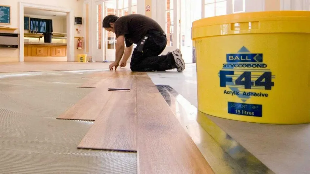Sàn nhựa giả gỗ dán keo sử dụng keo chuyên dụng để thi công