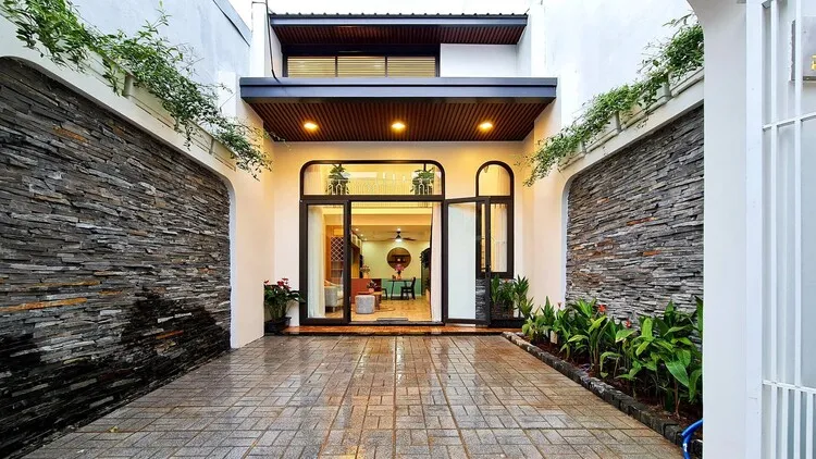 Thiết kế cửa nhôm kính hoàn toàn phù hợp và tạo sự thoáng đãng hơn cho căn nhà phố 