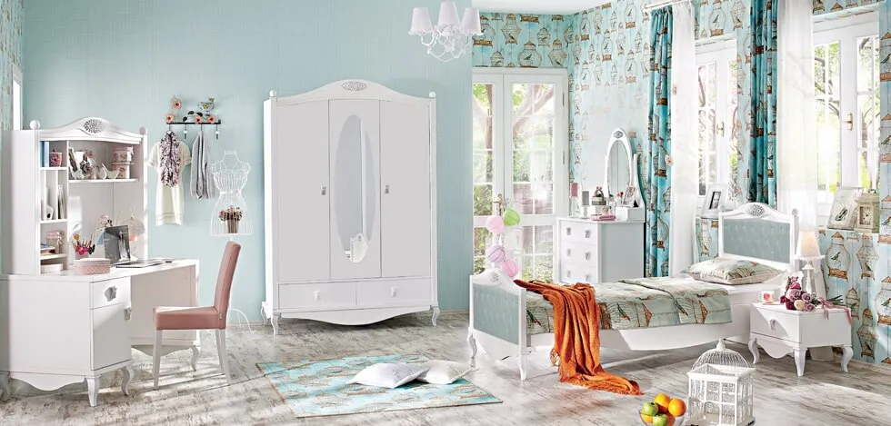 Thiết kế nội thất phòng ngủ theo phong cách tân cổ điển với tường màu xanh và nội thất màu trắng
