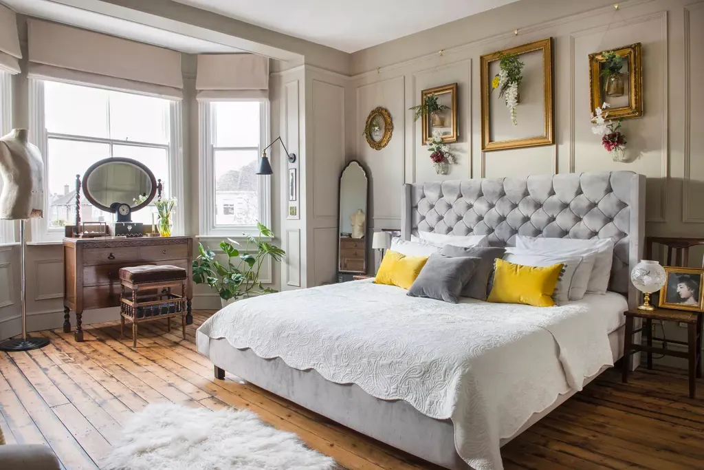 Việc kết hợp hài hòa giữa các chất liệu gỗ, kim loại và màu sắc trung tính sẽ tạo nên không gian phòng ngủ phong cách Vintage thêm lãng mạn, cổ điển và ấm áp.