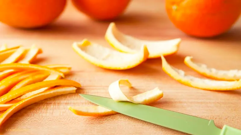 Vỏ cam hoặc vỏ quýt giúp làm sạch mùi hôi trong tủ lạnh