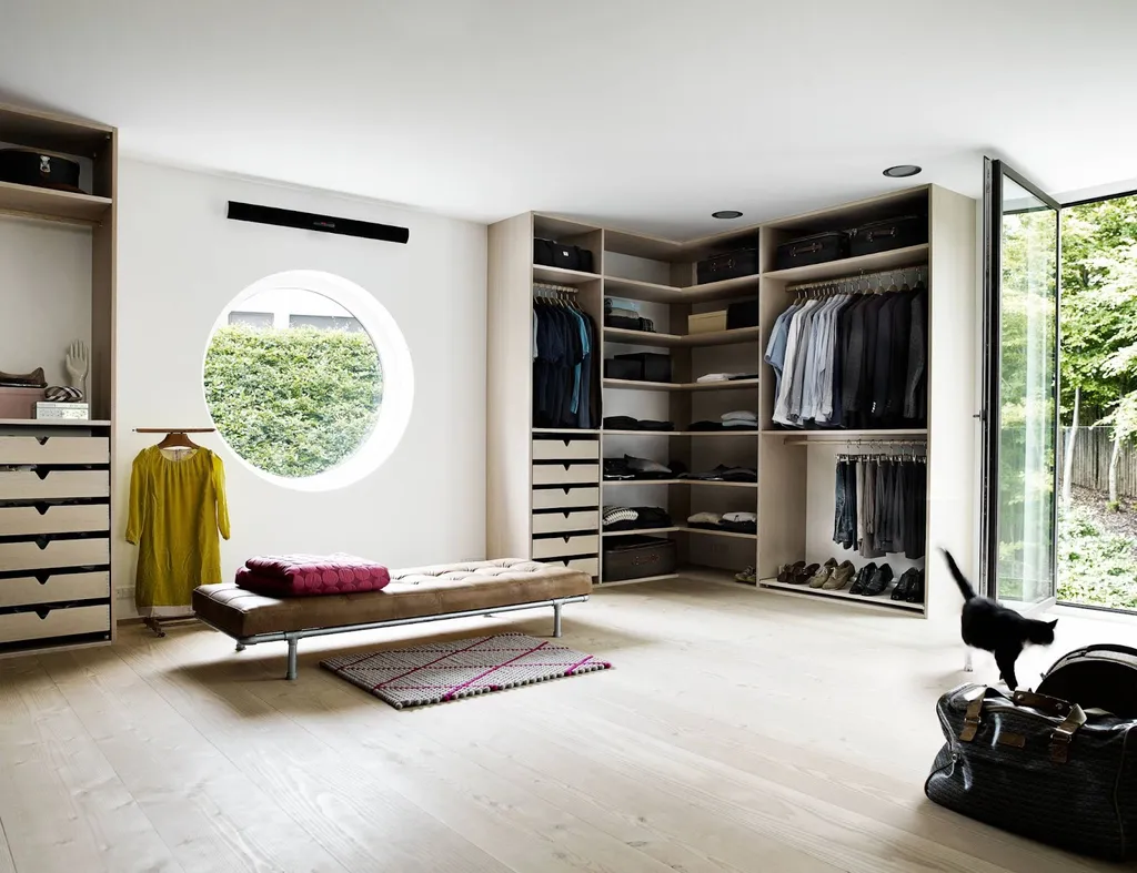 Căn phòng ngủ rộng với khu vực thay đồ thiết kế theo phong cách Scandinavian tiện nghi