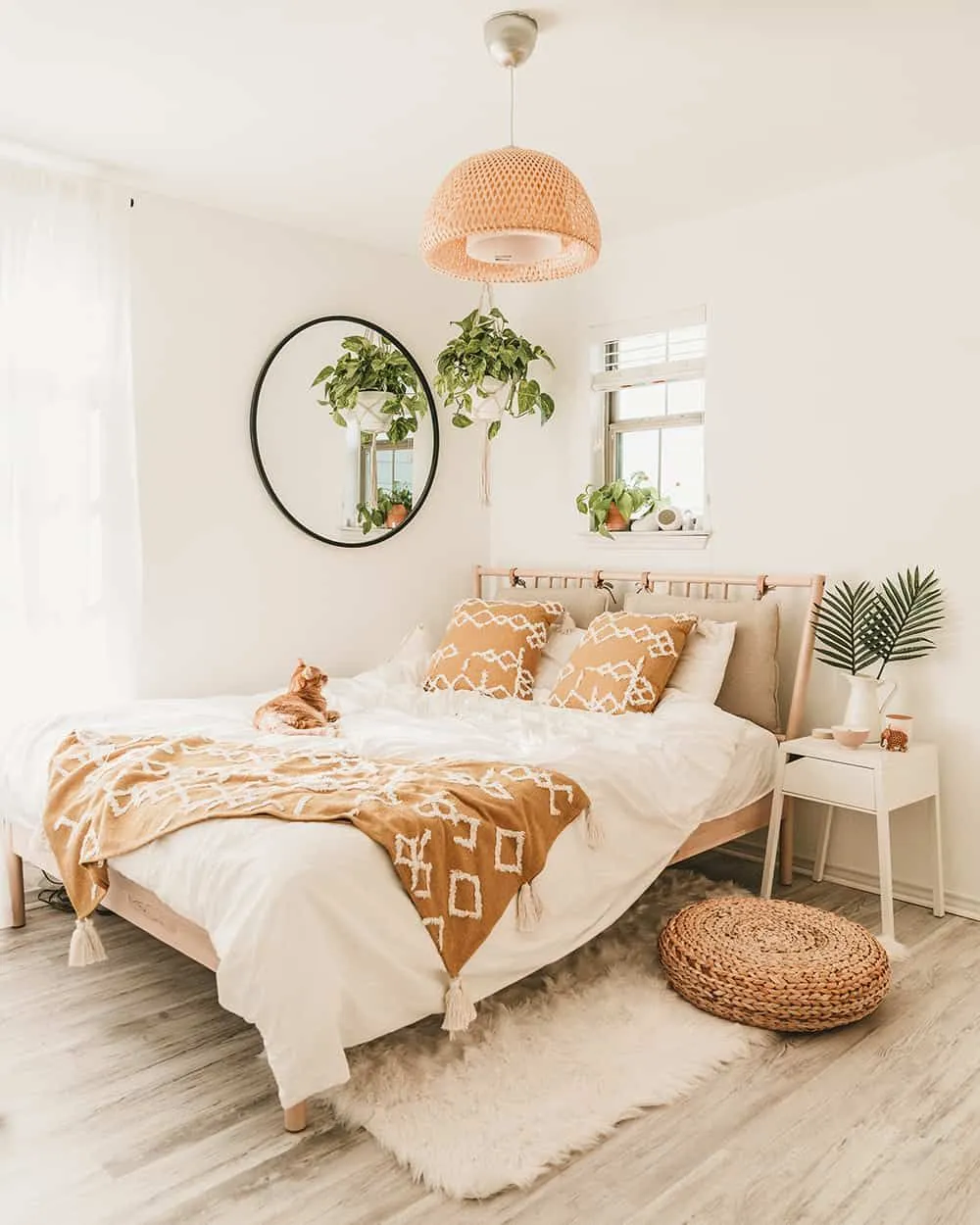Phòng ngủ nhỏ đơn giản, ấm áp với tông trắng và vàng nâu