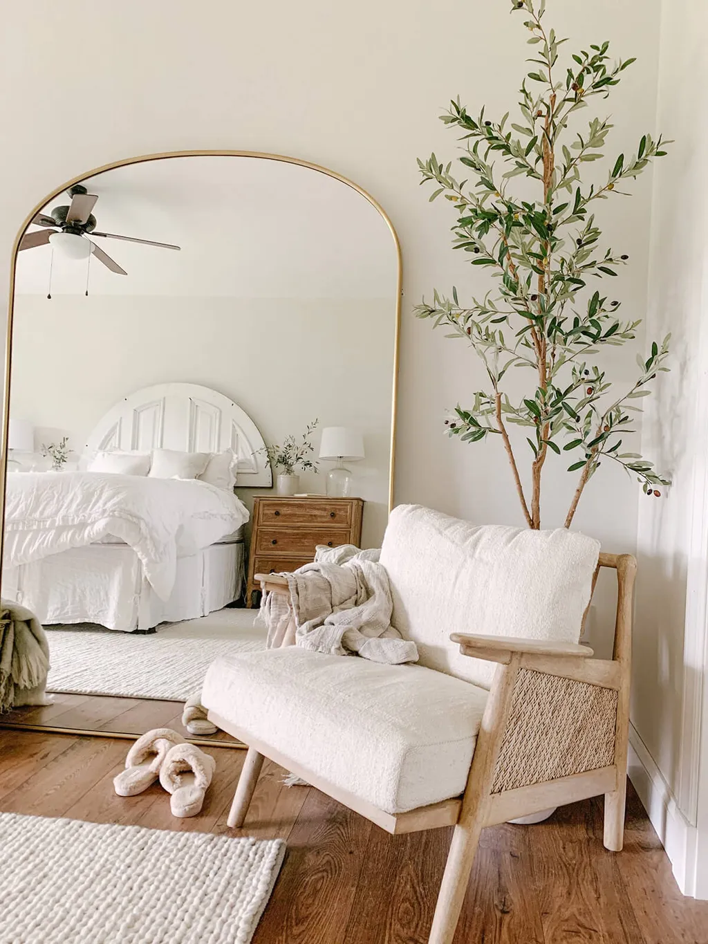 Phòng ngủ theo phong cách Bắc Âu thường trang trí cây xanh cùng thảm