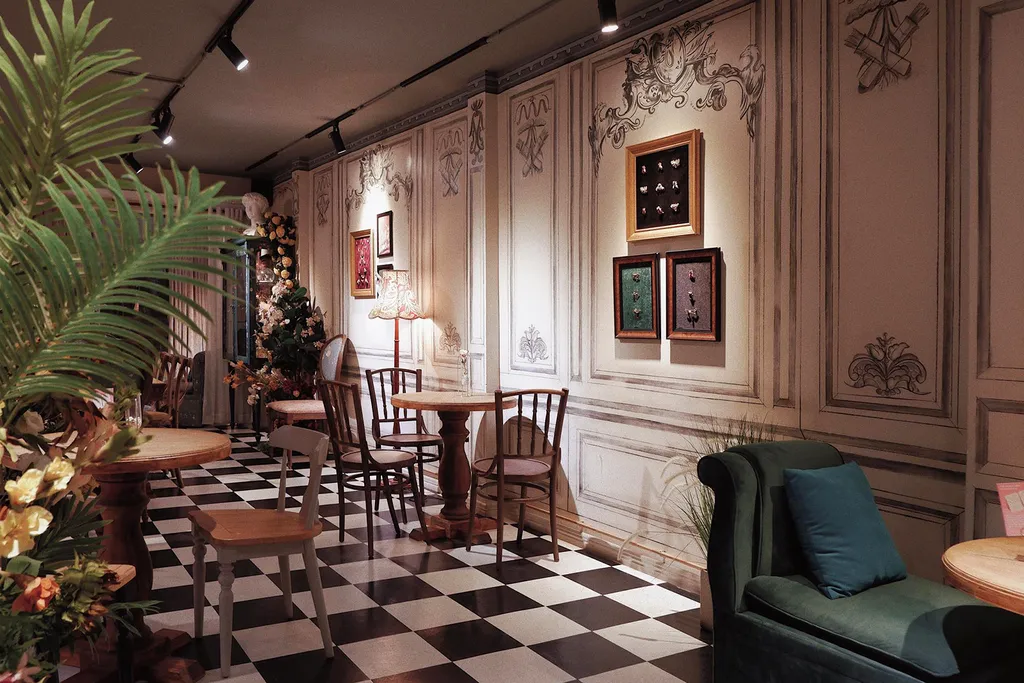 Quán cafe được thiết kế với phong cách cổ điển mang đậm nét châu Âu