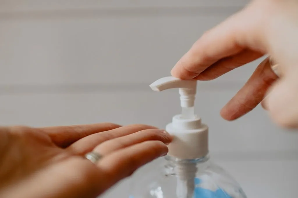 Rửa tay bằng dung dịch sát khuẩn để giữ an toàn cho bản thân