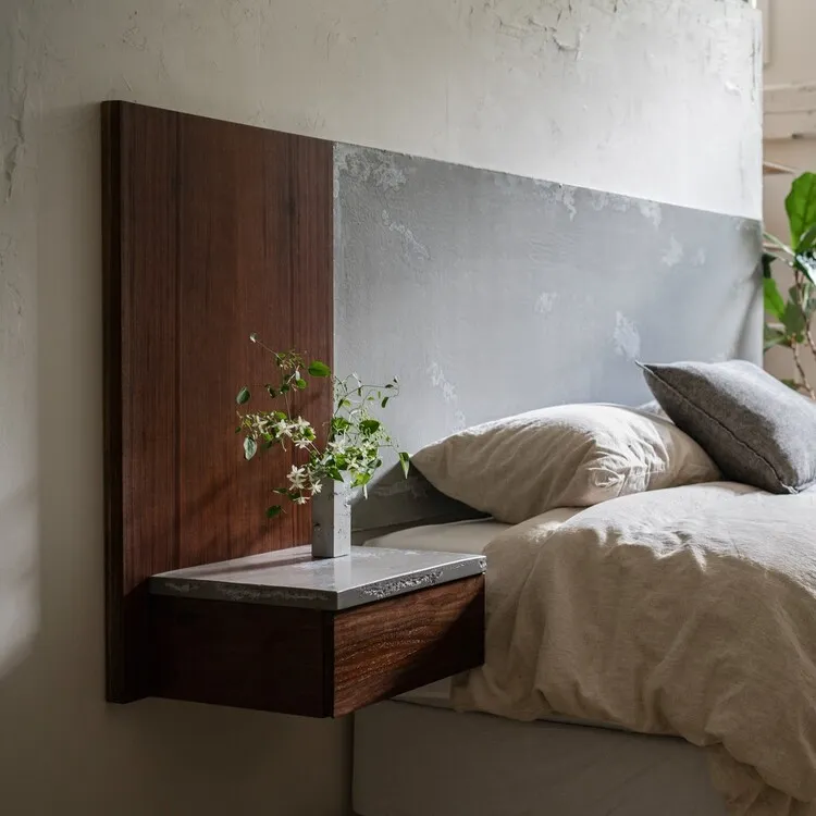 Tab đầu giường kết hợp gỗ và gạch với nét đẹp mộc mạc, tràn đầy cảm hứng thiên nhiên nhưng không kém phần tinh tế.