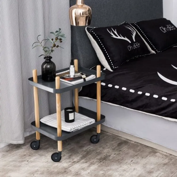 Tab đầu giường thiết kế đơn giản với bánh xe dễ dàng di chuyển bất cứ nơi nào bạn muốn.
