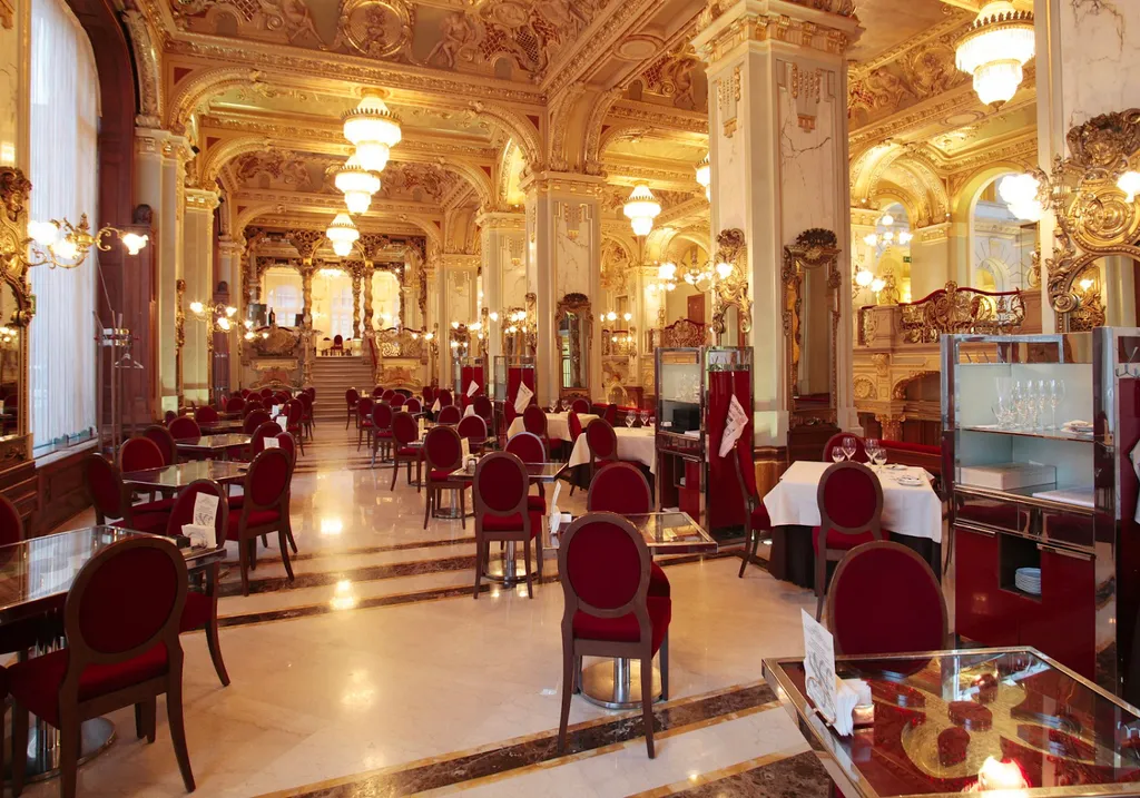 Thiết kế quán cafe cổ điển đậm chất Châu Âu vô cùng tráng lệ