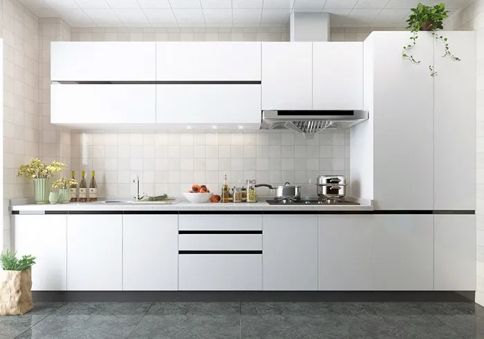Tủ bếp acrylic màu trắng viền đen phối tường ốp gạch màu kem