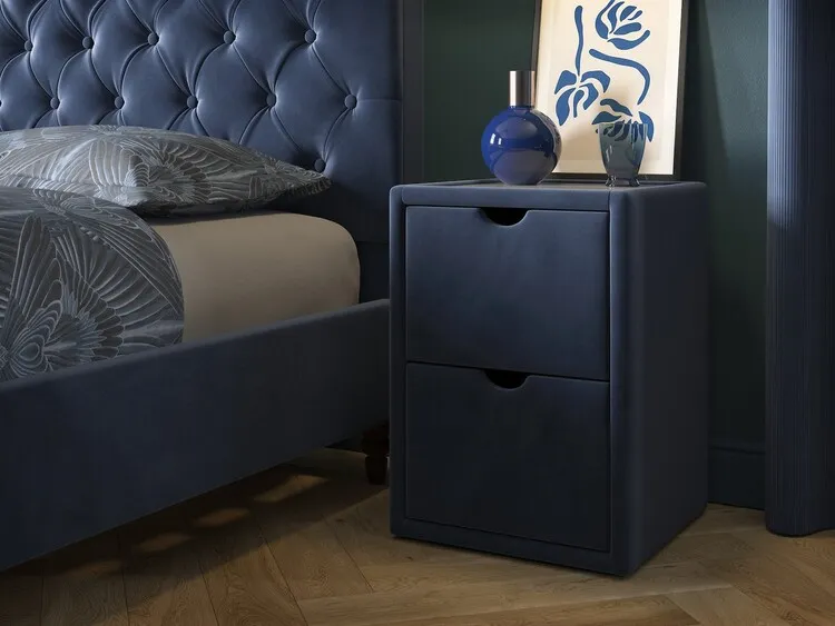 Tủ đầu giường bọc vải nhung bên ngoài màu xanh dương quý phái, thiết kế 2 ngăn kéo. 