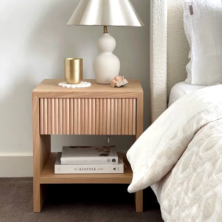 Tủ đầu giường từ chất liệu gỗ công nghiệp nhẹ nhàng và tinh tế, phù hợp với nhiều phong cách nội thất như hiện đại, Scandinavian, tối giản, Japandi, Hàn Quốc…