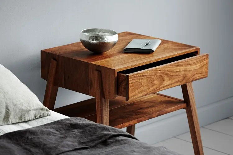 Tủ đầu giường từ gỗ với một ngăn kéo và một ngăn để đồ bên dưới – thiết kế đơn giản nhưng đẹp mắt. 