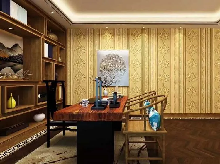 Xốp dán tường màu vàng đậm hoa văn tân cổ điển tăng sự trang nhã, ấm cúng cho không gian phòng làm việc.