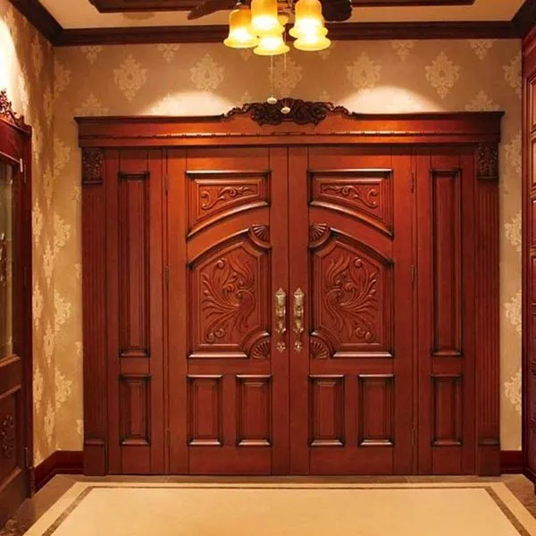 Mẫu cửa gỗ tự nhiên truyền thống thường thấy tại những ngôi nhà có diện tích rộng rãi, cửa rộng và cao.