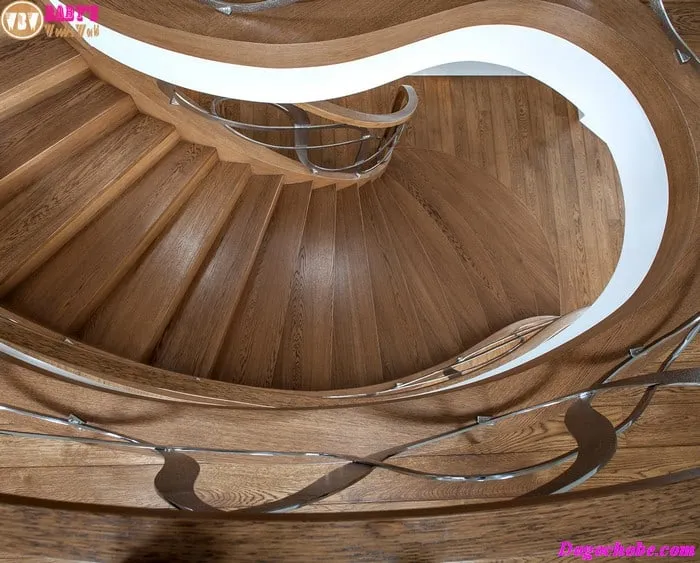 Một biến tấu của cầu thang gỗ xoắn ốc, kiểu cầu thang gỗ này cũng rất đáng trầm trồ bởi sự uyển chuyển của các chi tiết uốn lượn.
