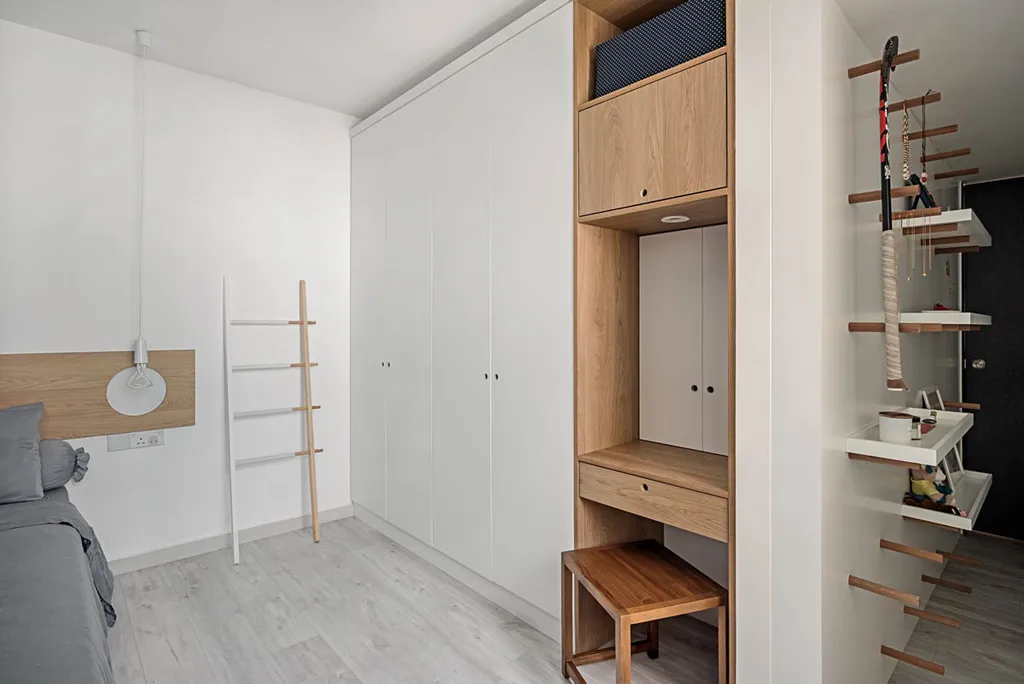 Việc thiết kế tủ quần áo liền bàn trang điểm cũng giúp tiết kiệm tối đa diện tích không gian phòng ngủ