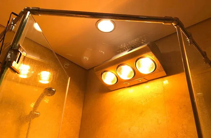 Đèn sưởi nhà tắm giúp làm khô người nhanh hơn, hạn chế để cơ thể bị nhiễm lạnh
