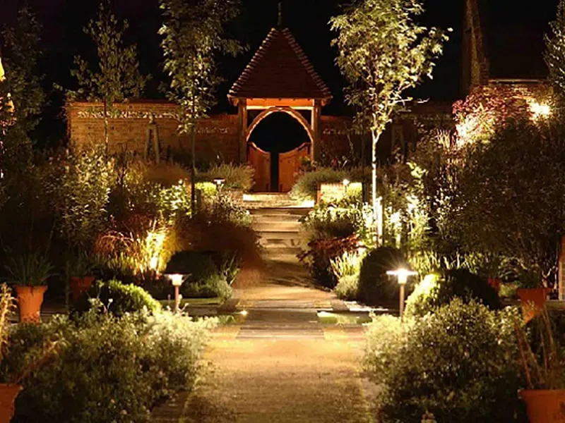 Cần chọn đèn phù hợp với phong cách sân vườn