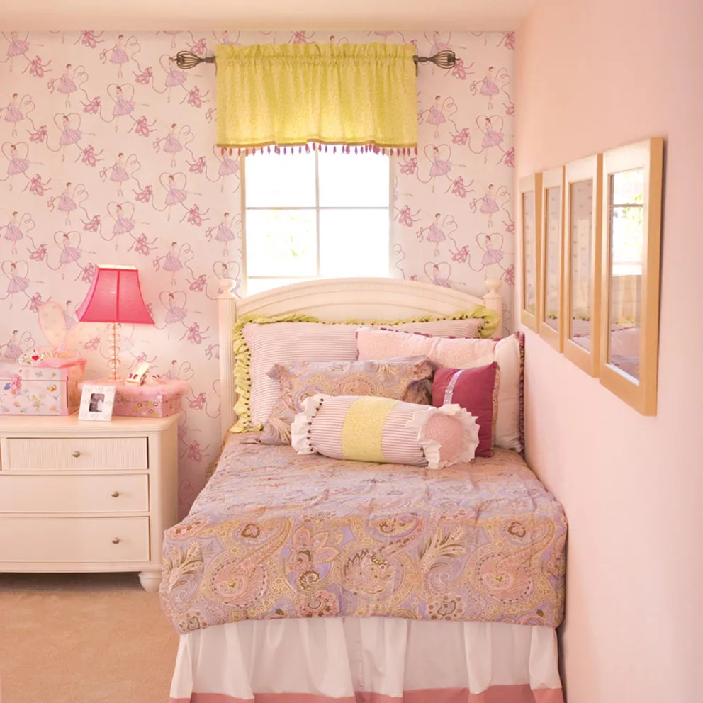 Giấy dán tường màu hồng cho phòng ngủ của bé