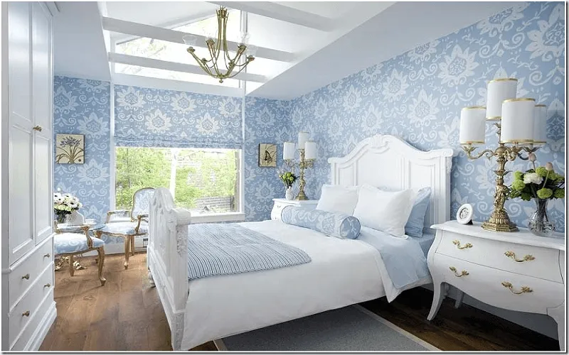 Giấy dán tường màu xanh giúp phòng ngủ trở nên dịu mát
