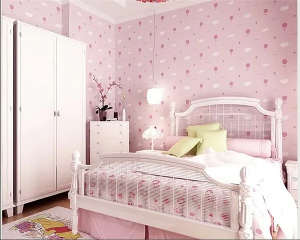 Giấy dán tường phòng ngủ màu hồng với họa tiết khinh khí cầu