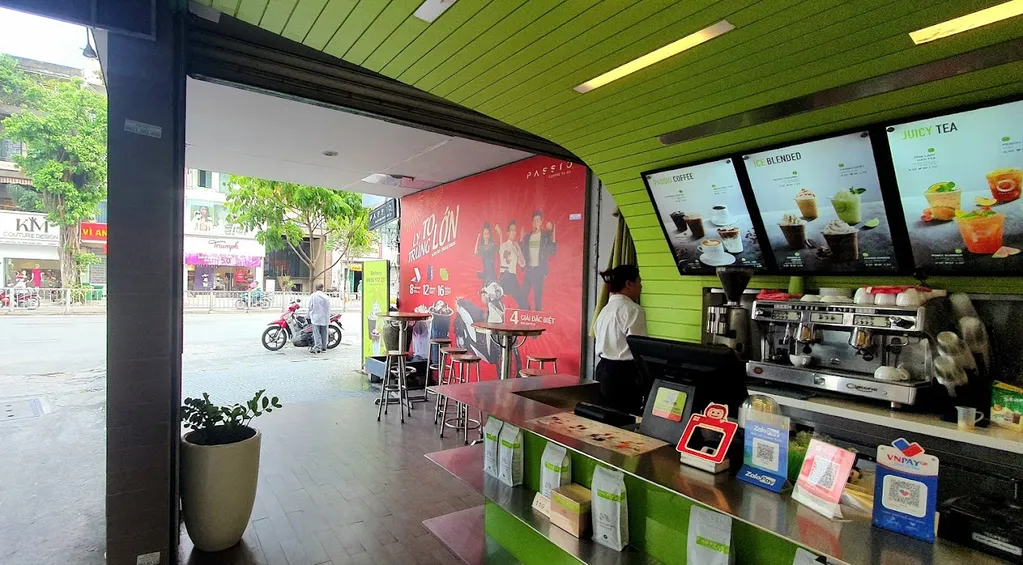 Cửa hàng được thiết kế với màu xanh lá đặc trưng của thương hiệu Passio Coffee