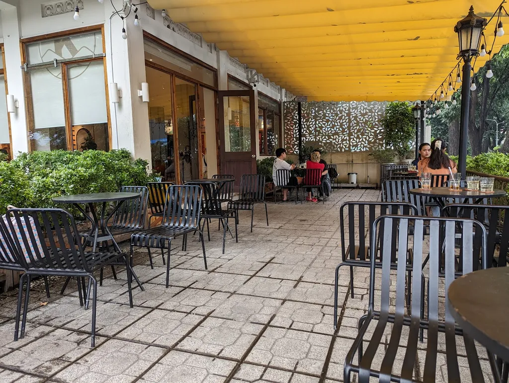 Không gian ban công ngoài trời của chi nhánh KAFA Café Nguyễn Thị Minh Khai
