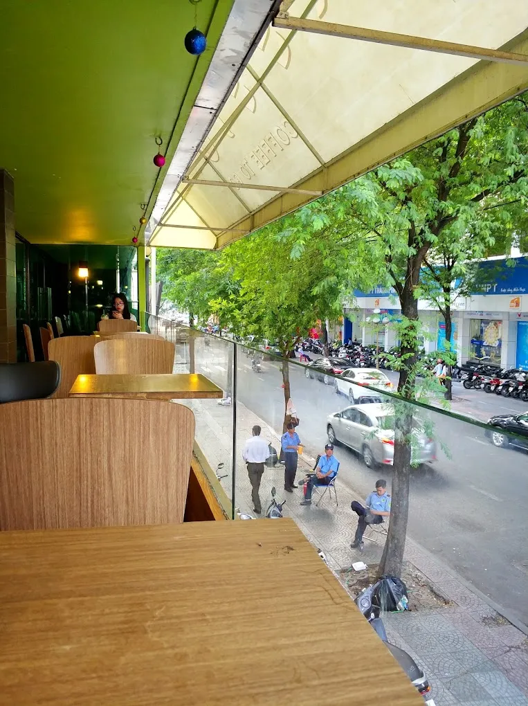 Khu vực ban công ngoài trời của Passio Coffee 53C Nguyễn Du