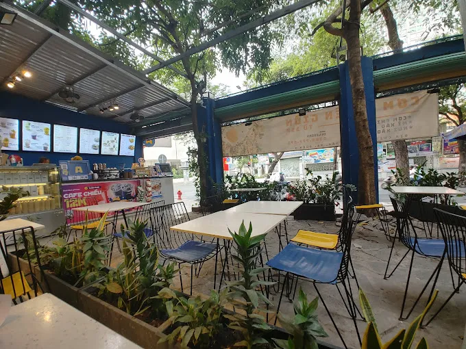 Khu vực cafe sân vườn ấn tượng của Guta Cafe Võ Văn Tần