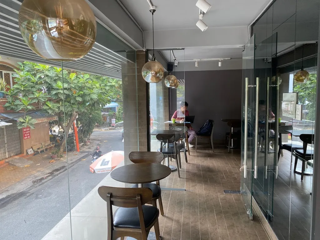 Khu vực tầng lửng của Passio Coffee Tạ Quang Bửu
