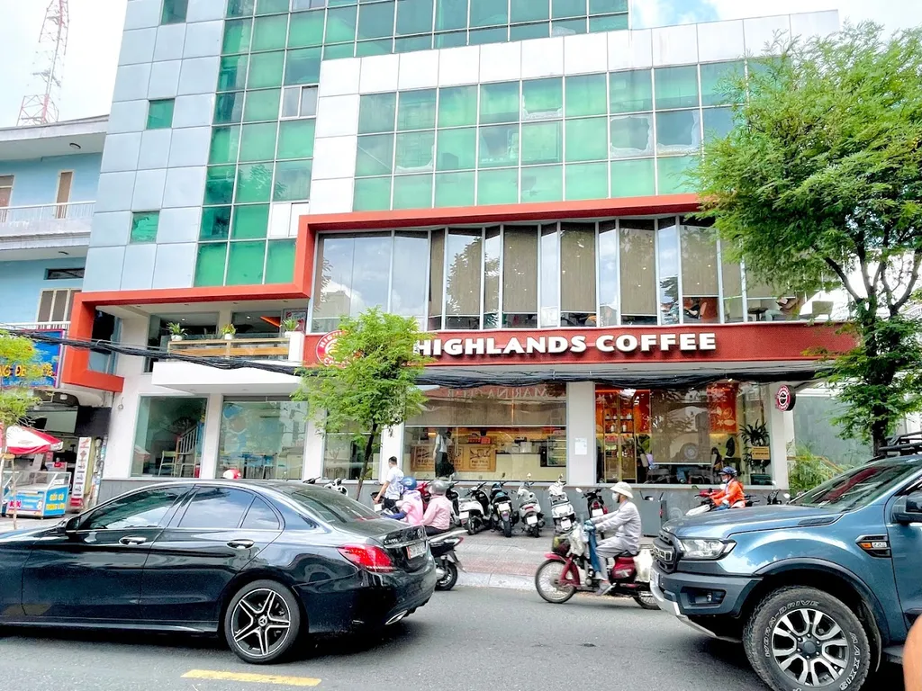 Ngoại thất Highlands Coffee chi nhánh Nguyễn Bỉnh Khiêm